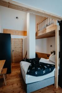 Łóżko lub łóżka w pokoju w obiekcie Chalet Knappenhütte
