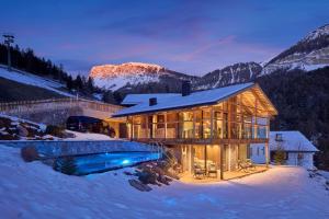 una casa con piscina nella neve di Luxury Chalet Vilaiet a Ortisei