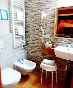 ein Bad mit einem Waschbecken und einem WC in der Unterkunft Casa Lady in Garda