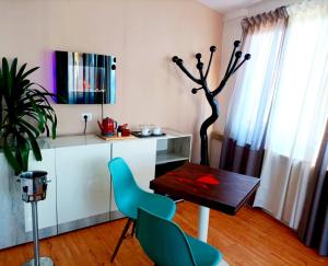 eine Küche mit einem Tisch und Stühlen im Zimmer in der Unterkunft Casa Lady in Garda