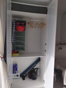 einem weißen Kühlschrank mit Regalen und Werkzeugen in der Unterkunft RED in Puerto del Carmen
