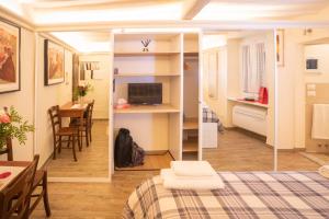 ein kleines Zimmer mit einem Bett und einem Esszimmer in der Unterkunft GB apartments in Florenz