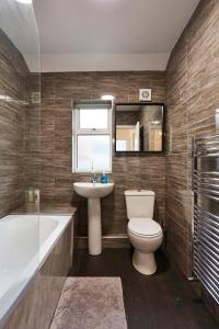 Kylpyhuone majoituspaikassa Stylish Home From Home in Leeds