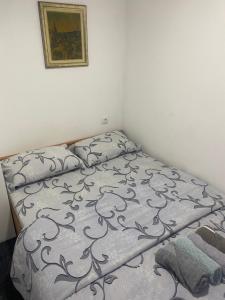 een bed in een slaapkamer met een deken erop bij Apartment Lux Belgrade in Belgrado