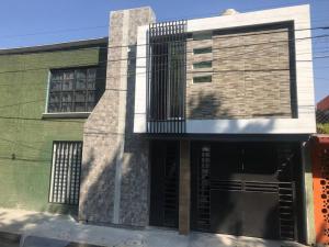 - un bâtiment vert et blanc avec une fenêtre dans l'établissement Habitación Irving confortable con baño privado, à Mexico