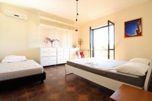 モンテパオーネにあるVilla NuevaRosariaのベッドルーム1室(ベッド2台、ドレッサー付)
