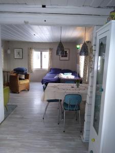 sala de estar con mesa y sofá en Furuly vakantiehuis en Vingelen