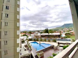 vistas a la piscina desde el balcón de un hotel en Skyland City Hotel Jatinangor, en Cilimus 2