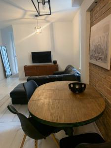 a living room with a table and a couch at Apartament Warszawska 33 in Mrągowo