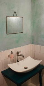 lavabo blanco en el baño con espejo en Appartement 'de Stadstuin', en Harderwijk