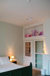 a bedroom with a bed with a mirror and pink bowls at Appartement 'de Stadstuin' in Harderwijk