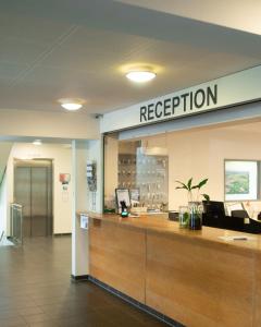 Vildbjerg Sports Hotel & Kulturcenter في Vildbjerg: منطقة استقبال مستشفى مع مكتب استقبال