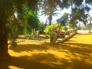 una valla en un parque con árboles y flores en Ala Mexicana, en Huércal-Overa