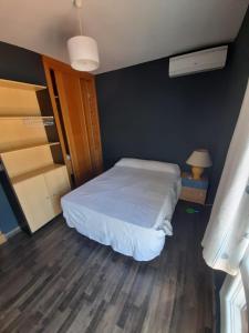 エル・プエルト・デ・サンタマリアにあるChalet Valdelagranaの小さなベッドルーム(ベッド1台、ナイトスタンド付)