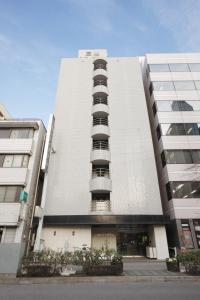 Großes weißes Gebäude mit Balkon in der Unterkunft Sankei City Hotel Chiba in Chiba