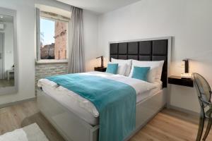 - une chambre avec un grand lit et une fenêtre dans l'établissement Bernardi Rooms, à Split