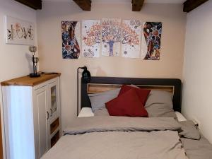 1 dormitorio con 1 cama y algunas fotos en la pared en Ferienwohnung Glücklich en Ovelgönne