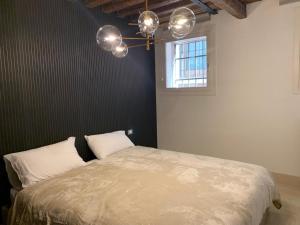 Een bed of bedden in een kamer bij Ca' Rosa Charming Suite