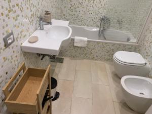 La salle de bains est pourvue d'un lavabo, de toilettes et d'une baignoire. dans l'établissement Ca' Rosa Charming Suite, à Venise