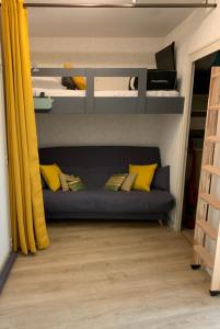 um sofá num quarto com 2 beliches em Nina studio 5 Places avec vue sur la baie au pied des commerces Classé 3 étoiles em Pornichet
