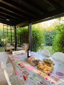 una mesa con platos de comida y una botella de vino en -EXCLUSIVE PRIVATE VILLA- Villasimius, en Villasimius