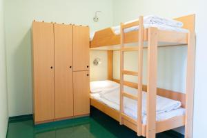 Letto o letti in una camera di Jugendgästehaus Brigittenau &Brigittenau Youth Palace