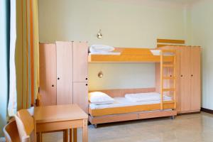 Jugendgästehaus Brigittenau &Brigittenau Youth Palace tesisinde bir ranza yatağı veya ranza yatakları