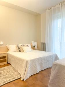 - une chambre avec un grand lit et une fenêtre dans l'établissement Americana Beach House, à Rimini