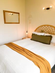 sypialnia z 2 łóżkami i lustrem na ścianie w obiekcie The PC Cottage w mieście Port Campbell