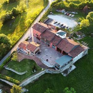 una vista aérea de una casa grande con patio en Albergo Torre, en Vicenza