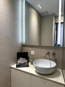 baño con lavabo blanco grande y espejo en Riva 2 en Lugano