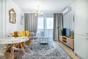 une salle à manger blanche avec une table et des chaises dans l'établissement ApartamentySnu, Struga Tower Double Gold z parkingiem, à Radom