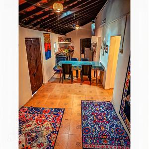 een eetkamer met een blauwe tafel en stoelen bij Casa Brooklyn Portuguese Heritage in Saligao