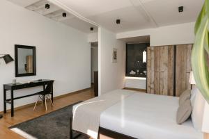 Postel nebo postele na pokoji v ubytování Aria Acropolis Suites, Troulanda