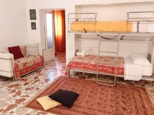 a bedroom with two bunk beds and a couch at Kasakarma in Agira