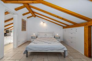 ペトルチャネにあるVilla Abbalinaの木製の天井の部屋にあるベッドのある寝室