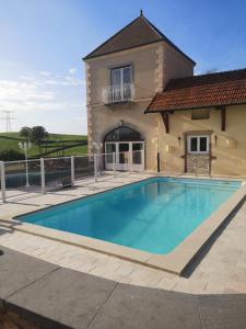 une grande piscine en face d'une maison dans l'établissement La Tour D'Elaine, 