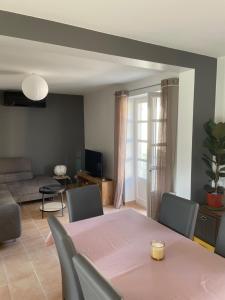 Montracol的住宿－Gîte en Soi，客厅配有桌椅和沙发