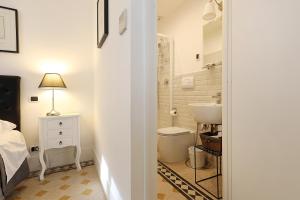 ein kleines Bad mit WC und Waschbecken in der Unterkunft Residenza Mazzini in Rom
