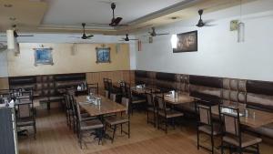 Ruturaj Inn Alibag餐厅或其他用餐的地方