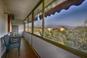 a dining room with a table and a large window at Appartamento Nonna Agnese - Theater Home in Toscolano Maderno