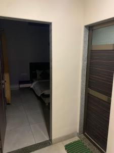 Ruturaj Inn Alibag客房内的一张或多张床位