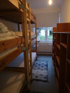 a room with two bunk beds and a window at Gästehaus Maria Rast in Suderburg