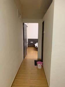 Ruturaj Inn Alibag客房内的一张或多张床位