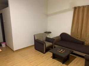 Ruturaj Inn Alibag的休息区