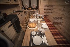 un tavolo in cucina con tavolo e cibo di B & B Le Riue ad Aprica Altre 34 foto