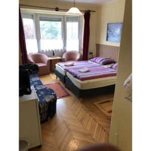sypialnia z 2 łóżkami i salon w obiekcie Hotel Balaton Fonyód w mieście Fonyód