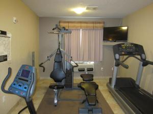 una habitación con un gimnasio con dos máquinas de correr y una cinta de correr en Lakeview Inns & Suites - Fort Nelson en Fort Nelson