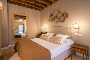 a bedroom with a large bed and a mirror at Hotel Palacio De Luko in Luco