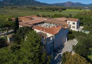 an aerial view of a house with a pool at Villa Cavalieri Country Hotel in Pula